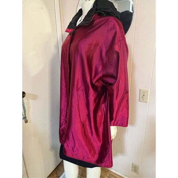 MycraPac-One Shiny Raspberry to Black Reversible Raincoat with Zip Away Hood Stu - Picture 3 of 9